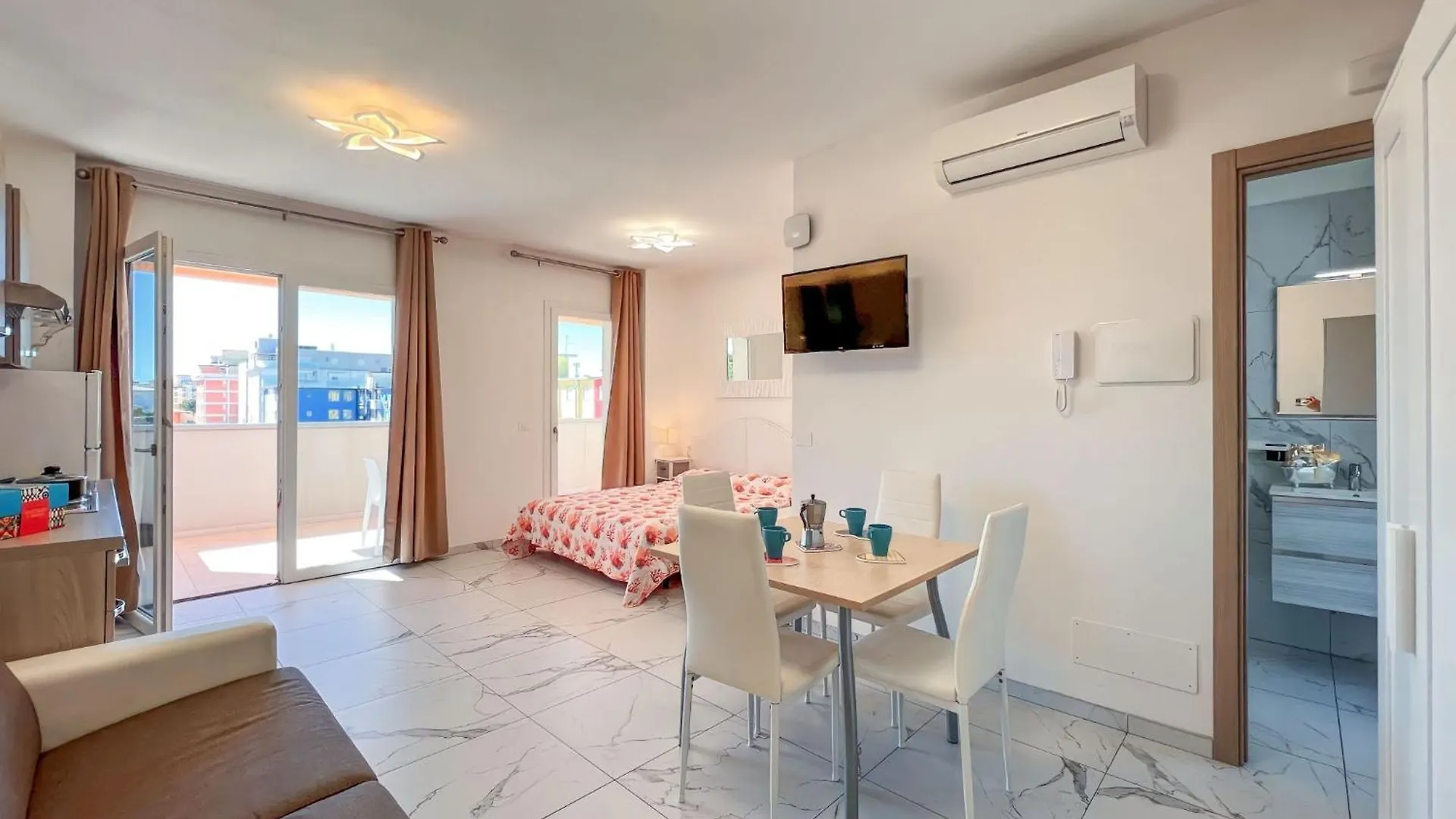 Modern Comfort In Bibione Center Apartment